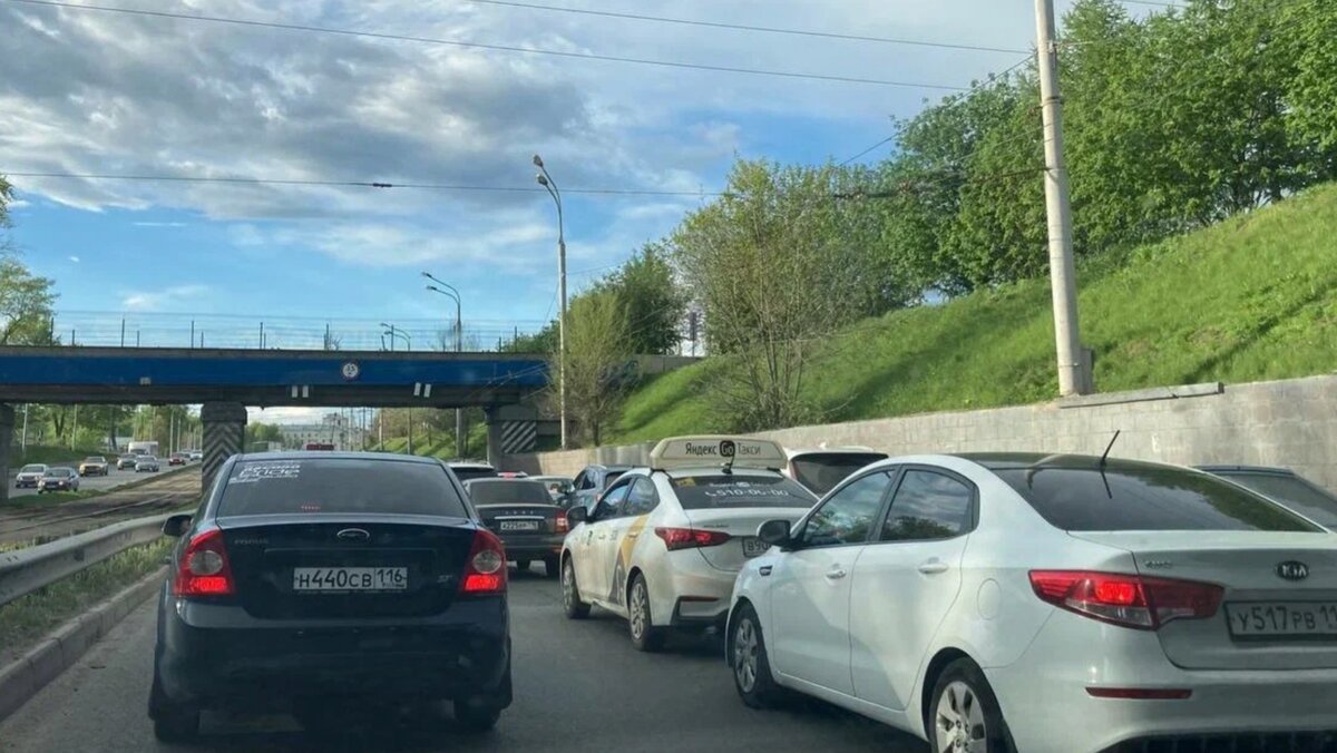     В Казани за два года длина дорог выросла на 2% — до 1,9 тысяч километров. При этом количество автомобилей на одну тысячу населения увеличилось на 10% — до 375. Эксперты «Бизнес Онлайна» заключили, что строительство ведется с отставанием.