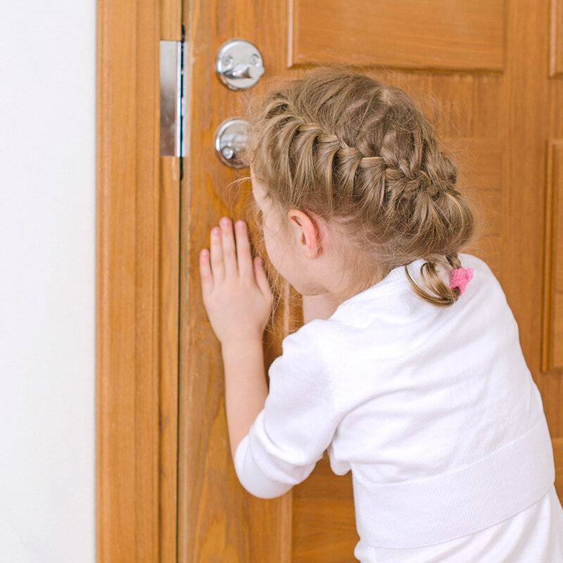Дети стучат в дверь. Дверь для детей. Девочка открывает дверь. Ребенок приоткрыл дверь. Ребенок за дверью.
