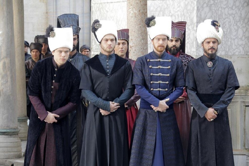 Слева направо: Джихангир, Баязид, Селим (сыновья Хюррем-султан) и Мустафа (сын Махидевран)