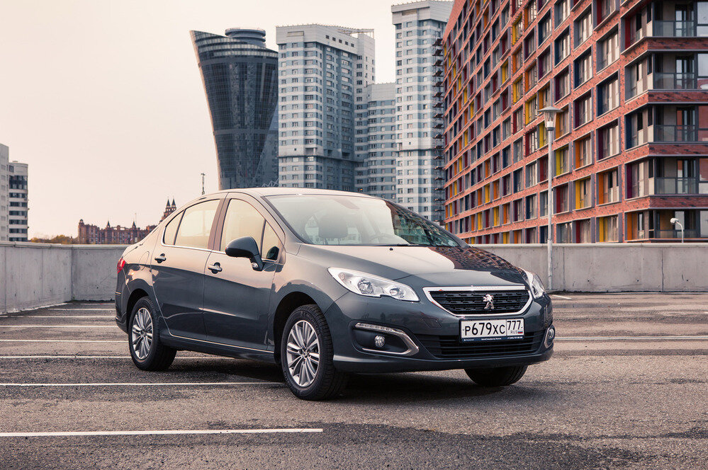   Все  изменения во внешности обновлённого Peugeot 408 сконцентрированы  спереди. Новые фары, передний бампер со светодиодными ходовыми огнями и  изменённая решётка радиатора должны были приблизить внешность 408 к  современным Peugeot, но получилось не очень.   