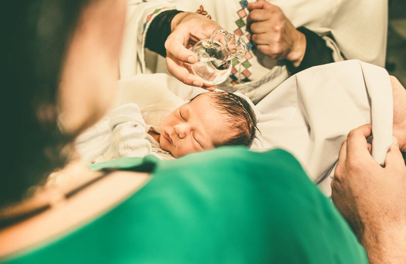 Можно ли крестить ребенка во время месячных
