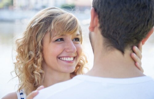 Многие пары, только начав встречаться, придумывают друг другу разнообразные милые прозвища. Это позволяет добавить в отношения романтики, ежедневной радости.