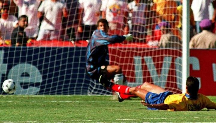 Только что Андрес Эскобар забил роковой гол.