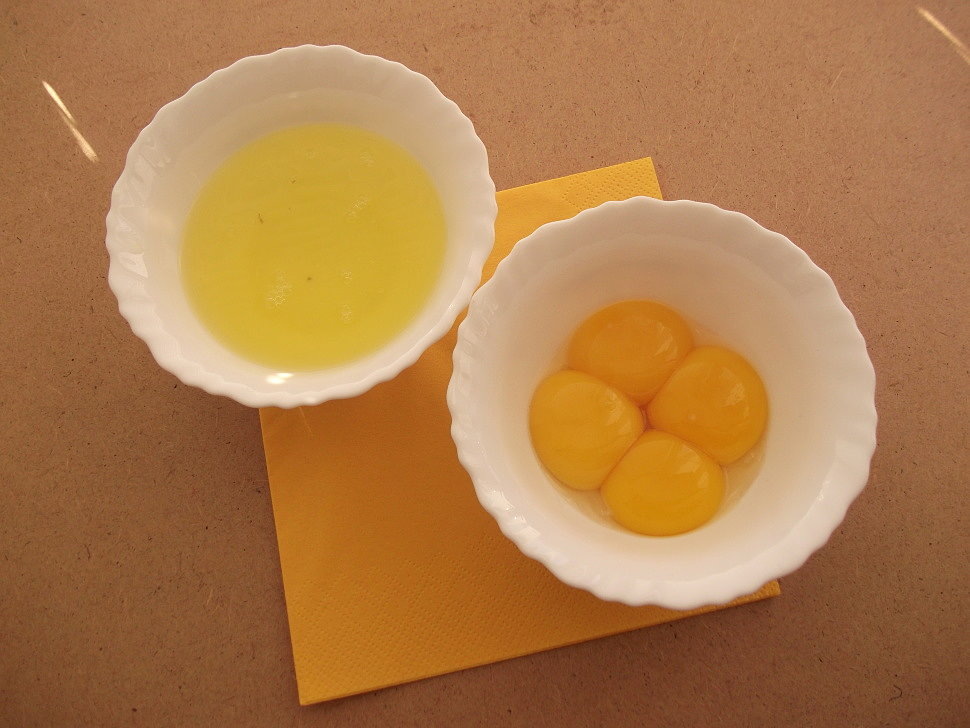 Разделить белки и желтки. Отделить белки от желтков. Отделить желтки от белков. Белок от желтка в сыром яйце. Отделение желтка от белка.