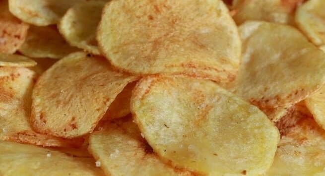 Чипсы сушки. Картофельные чипсы в сушилке. Чипсы из картофеля в сушилке для овощей. Картофельные чипсы в дегидраторе. Картофельные чипсы в сушилке для овощей и фруктов.