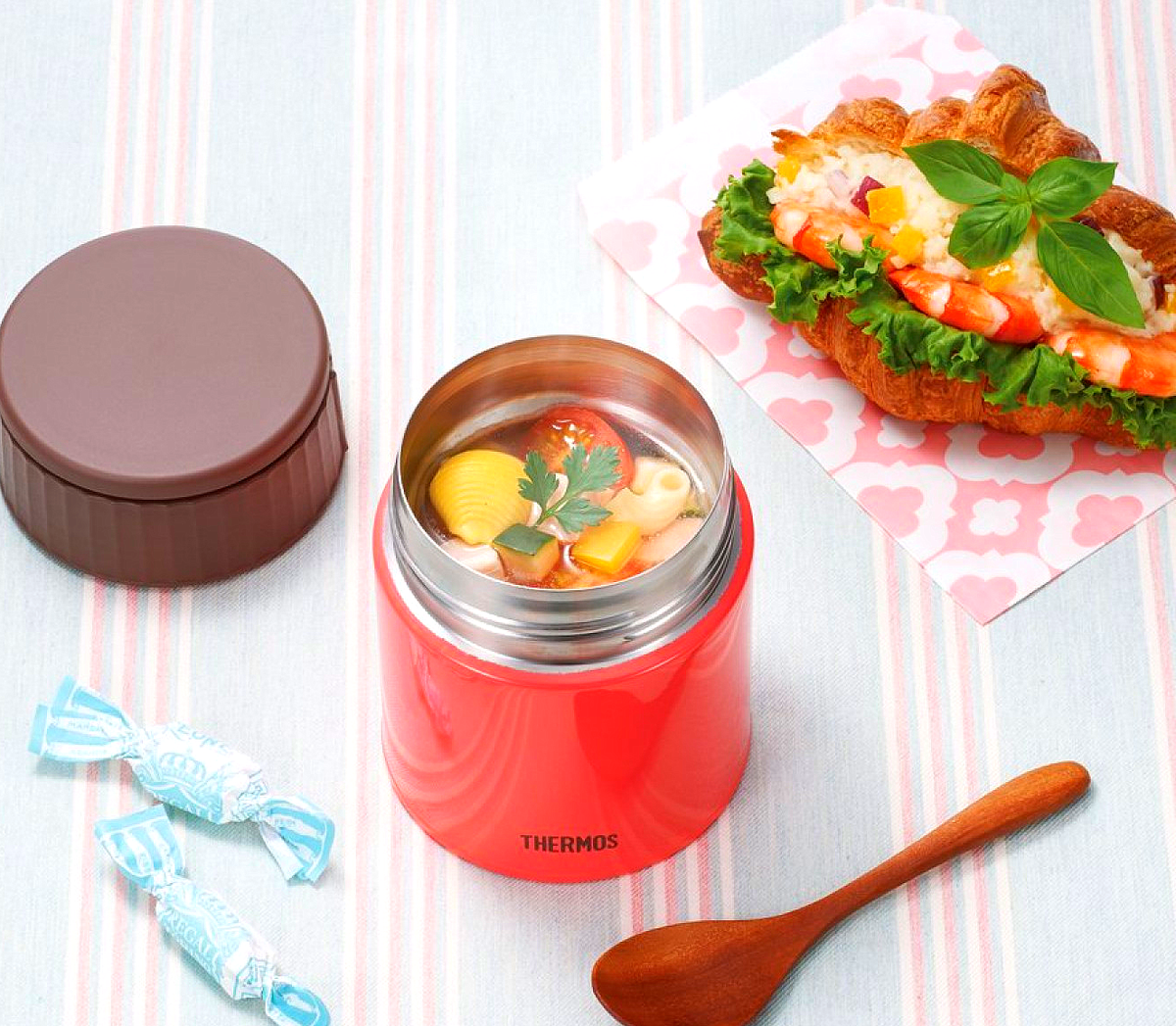 Термос с горячим свежим супом.