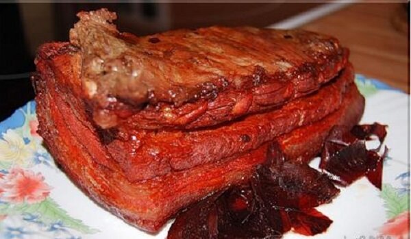 Посмотрите как красиво выглядит это сало, прямо как копченое. А какое оно вкусное получается, просто нет слов. 