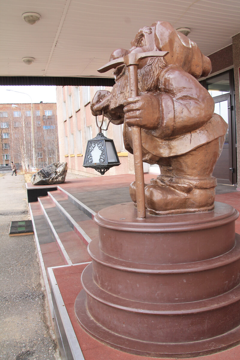 У входа в здание администрации Инты. Фото Д. Куропаткина