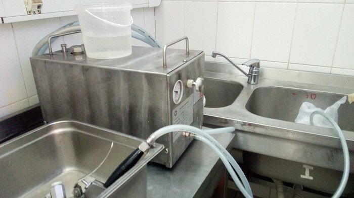 Технолог объяснил, что это - новая технология производства. "У нас новая технология производства, теперь мы типа курицу/мясо накачиваем", - сказал он. 
