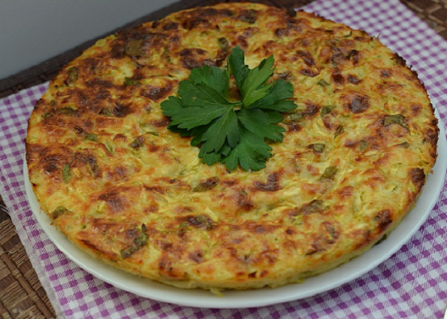 Диетическая запеканка из кабачков и зеленого лучка 