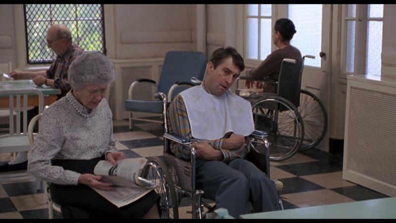 Болезненное состояние пациентов эмоционально связывает зрителя с происходящими событиями, усиливая контраст "до/после"