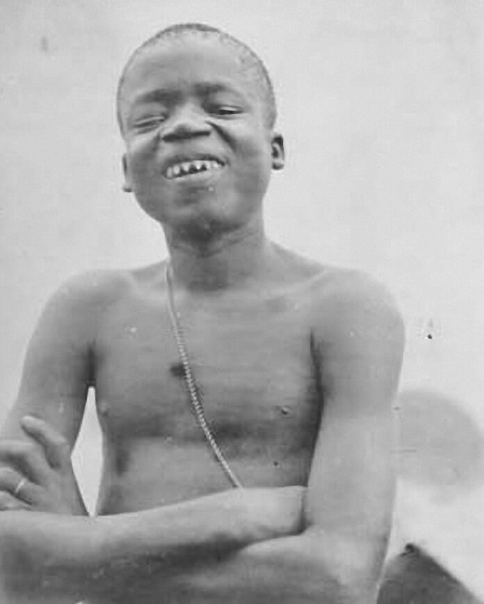 Негритянский мальчик с заточенными зубами