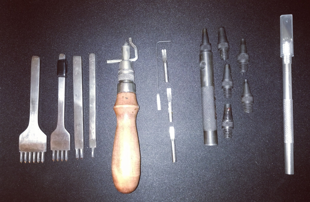 Слева на право: строчные пробойники(шаг 4 мм); торцбил(канавкорез,кромкорез и разметчик шва); пробойник с набором круглых высечек; скальпель со сменными "перьями".