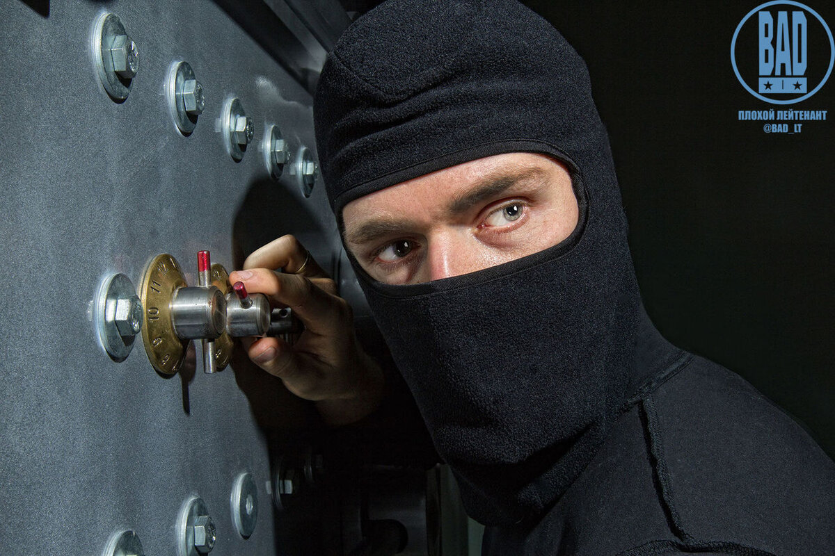 Как всем известно, наличность на предприятиях ранее хранилась в сейфе в кассе, а так же часто бывало и у директора, но тоже в сейфе.