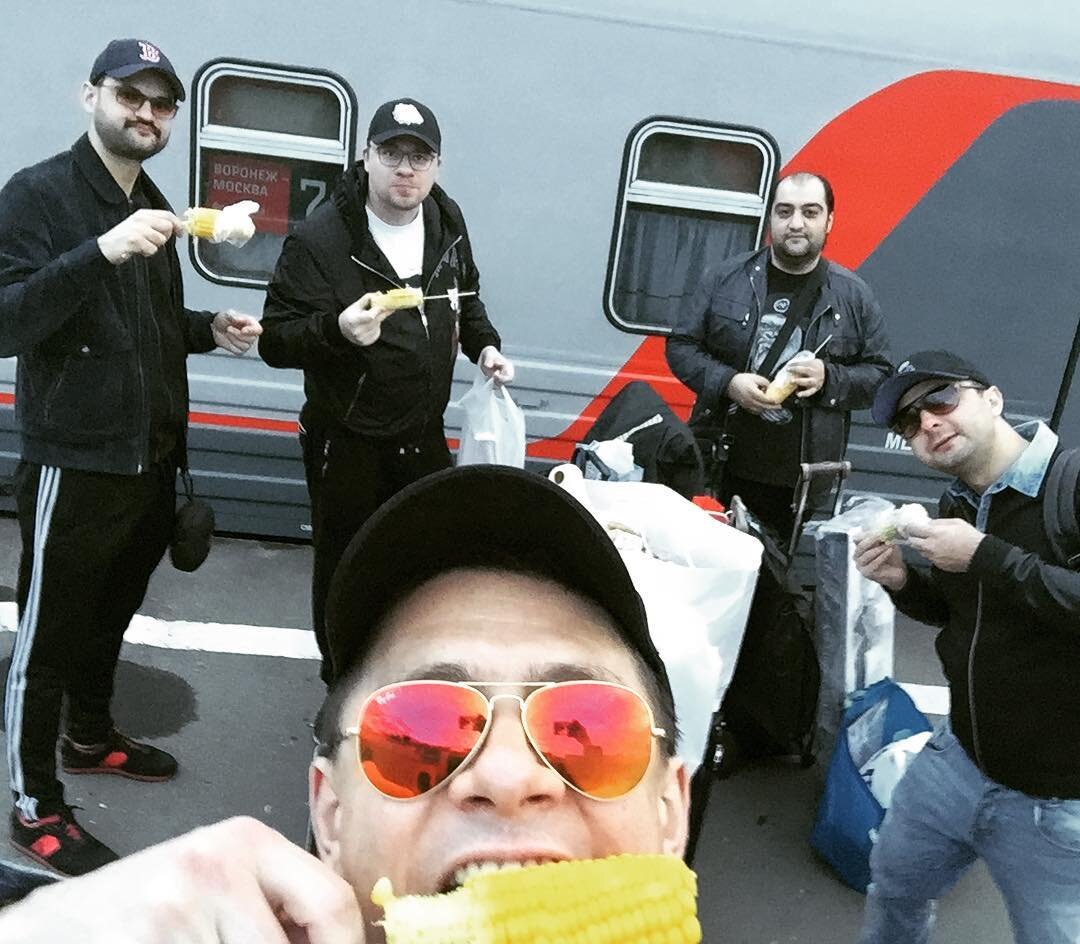 У них точно есть крутые тачки? Похоже они частенько путешествуют на поезде. 