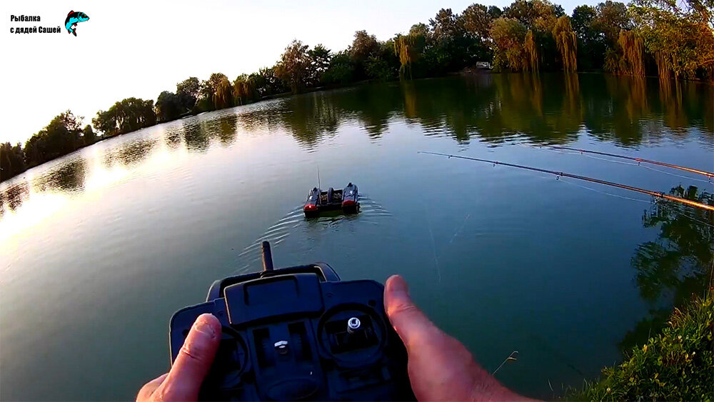 Кораблик везет прикормку и снасти к точке лова.