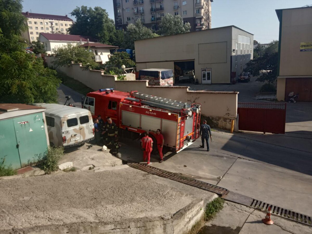 Когда все уже закончилось. Пожарные и медики стоят о чем-то беседуют.