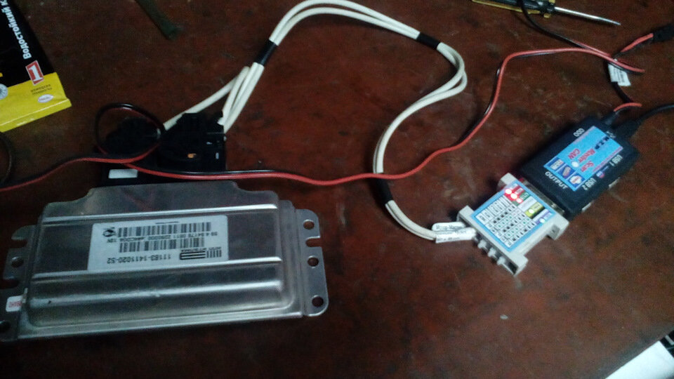 Примерно таким образом через переходники ПК соединятеся с ЭБУ и начинает "видеть" его.