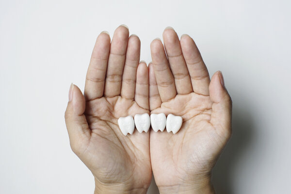Как продлить жизнь вставной челюсти? Советы стоматолога