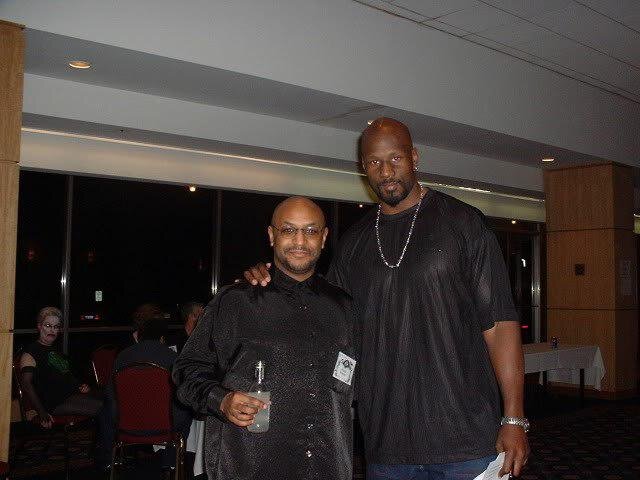 Здоровяк справа — наш парень 