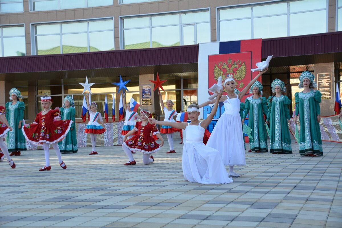 Крымск 3 дня. СКЦ Крымск. Крымск 2018 год. Город Крымск фото днем. Зал СКЦ Крымск.