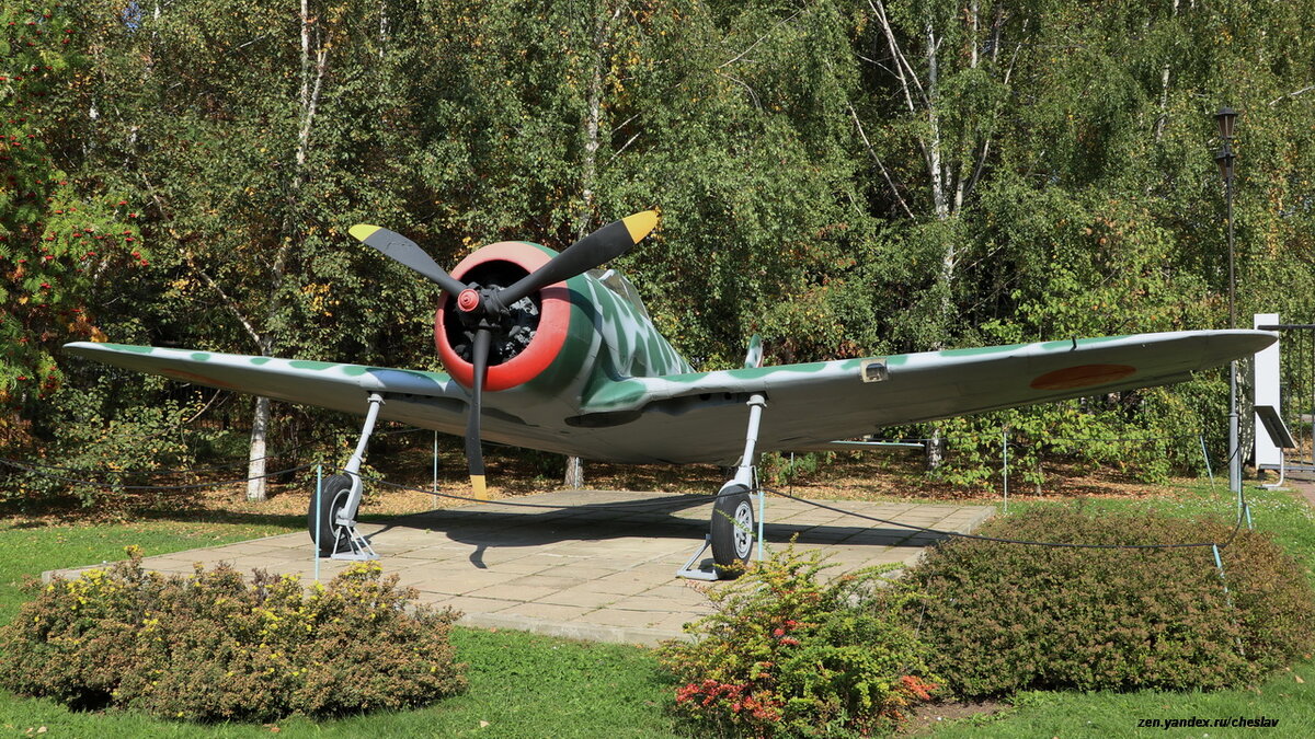 Взлетный вес - 2925 кг; Макс.скорость - 530 км/ч;
Потолок - 11 200 м;
Дальность - 3200 км (боевой радиус - 720 км);
Бомбовая нагрузка - 2х250 кг;
2 12.7-мм пулемета;