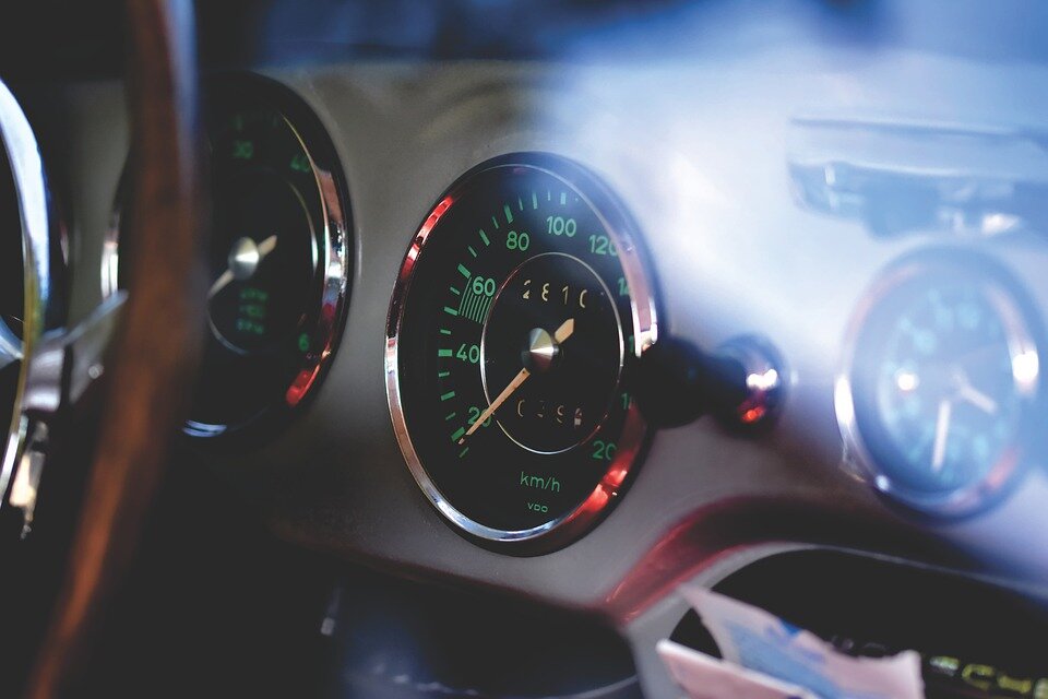 https://pixabay.com/photos/porsche-oldtimer-356-c-speedo-4493712/