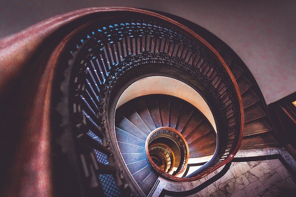 https://cdn.pixabay.com/photo/2016/02/19/10/51/stairs-1209439_960_720.jpg