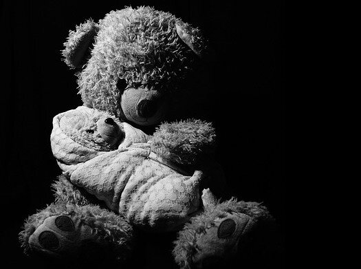 Особенно если трудится она по срочному договору.