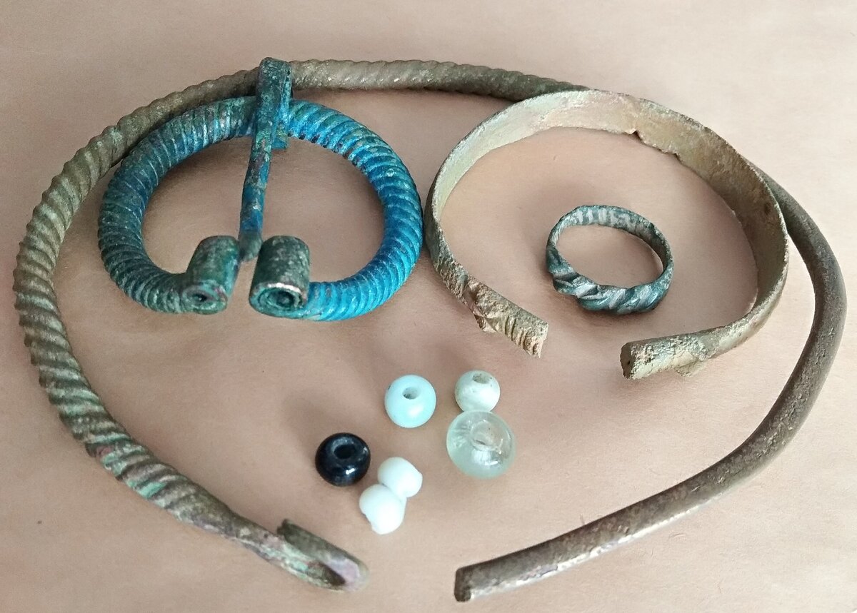 Артефакты (11-12 века) время  поселения Кучковичей и городка Москов  Ростово-Суздальского князя Юрия Долгорукого, из личной коллекции историка, писателя, профессора Черёмина Александра Александровича.  