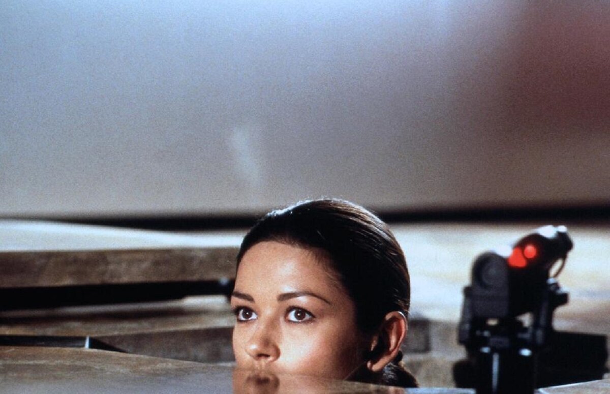 Кадр из фильма "Западня" 1999 г. Кэтрин Зета-Джонс в роли воровки