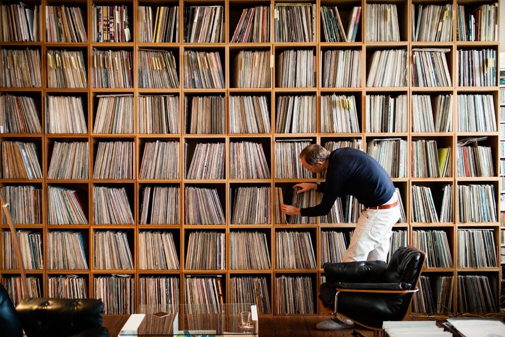 В домашнем, "полочном" хранении CD, корешок которого шире корешка винилового конверта, гораздо удобнее: видно название альбома. В виниловых рядах для того, чтобы обнаружить искомое, надо хорошенько покопаться, заглянуть конверту "в лицо"...