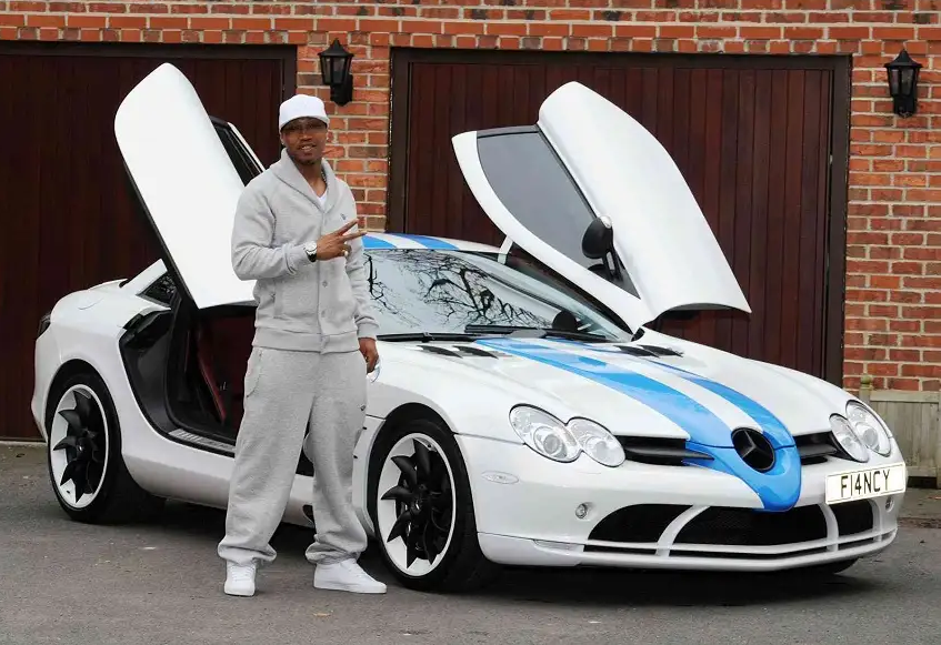 Эль-Хаджи Диуф со своим Мерседесом. 