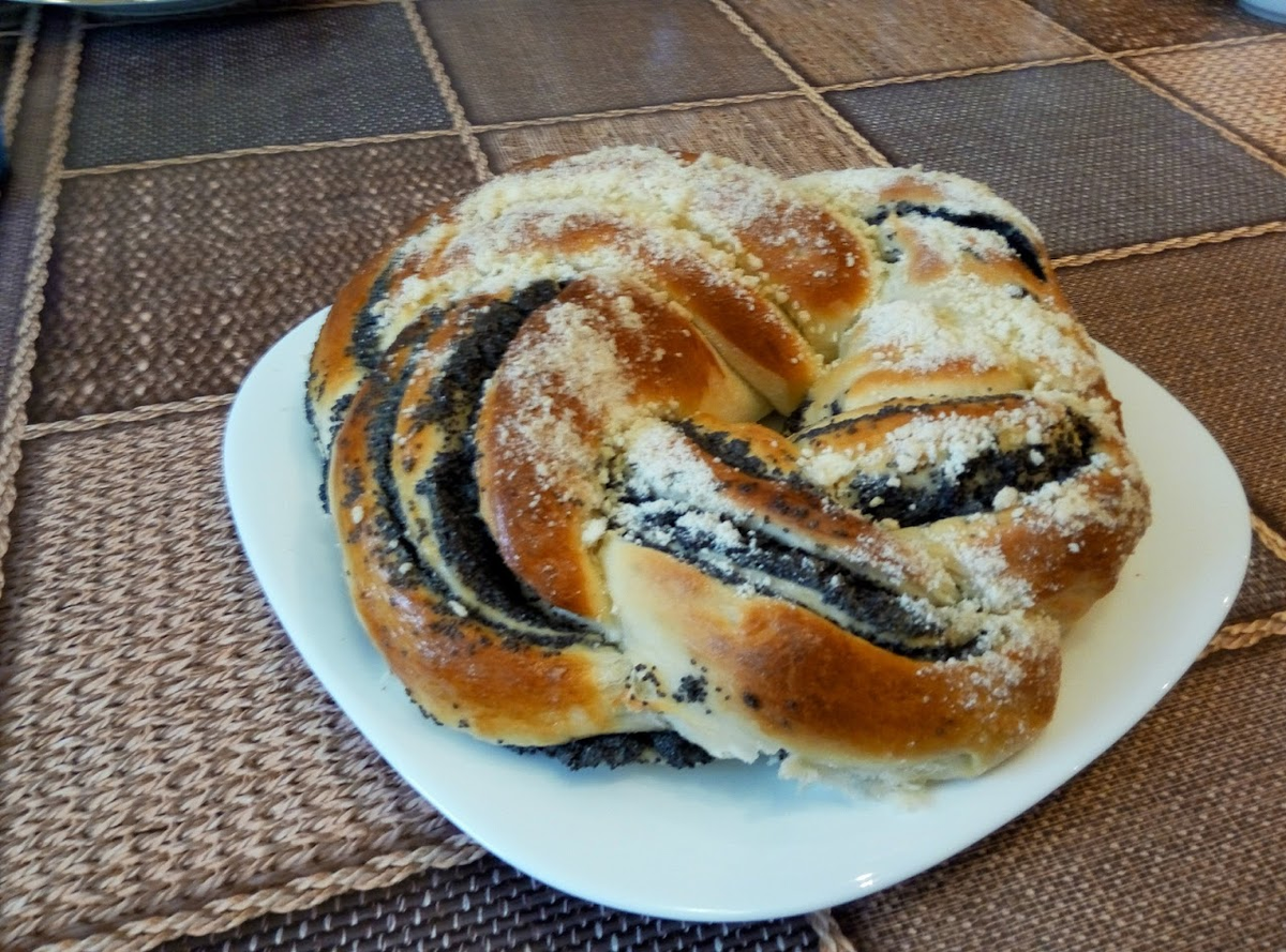 Сверху пирог украшен присыпкой из муки , сахара и масла