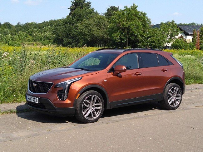 Cadillac XT4 350d Sport: интересны диски с двойными спицами, в остальном - вполне обычный кроссовер. 
