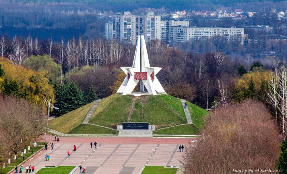 Город брянск. Курган бессмертия Брянск. Курган бессмертия Брянск Лапландия. Курган бессмертия Брянск город воинской славы. Памятник Курган бессмертия в Брянске.