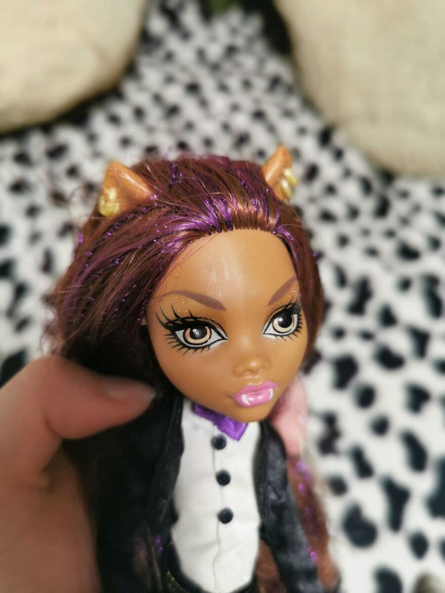 Светлый матовый участок на лбу, темного пятнышка на фото не видно, грязную рубашку фото тоже не передает