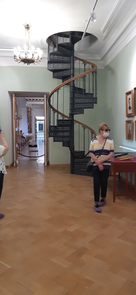 винтовая лестница во дворце