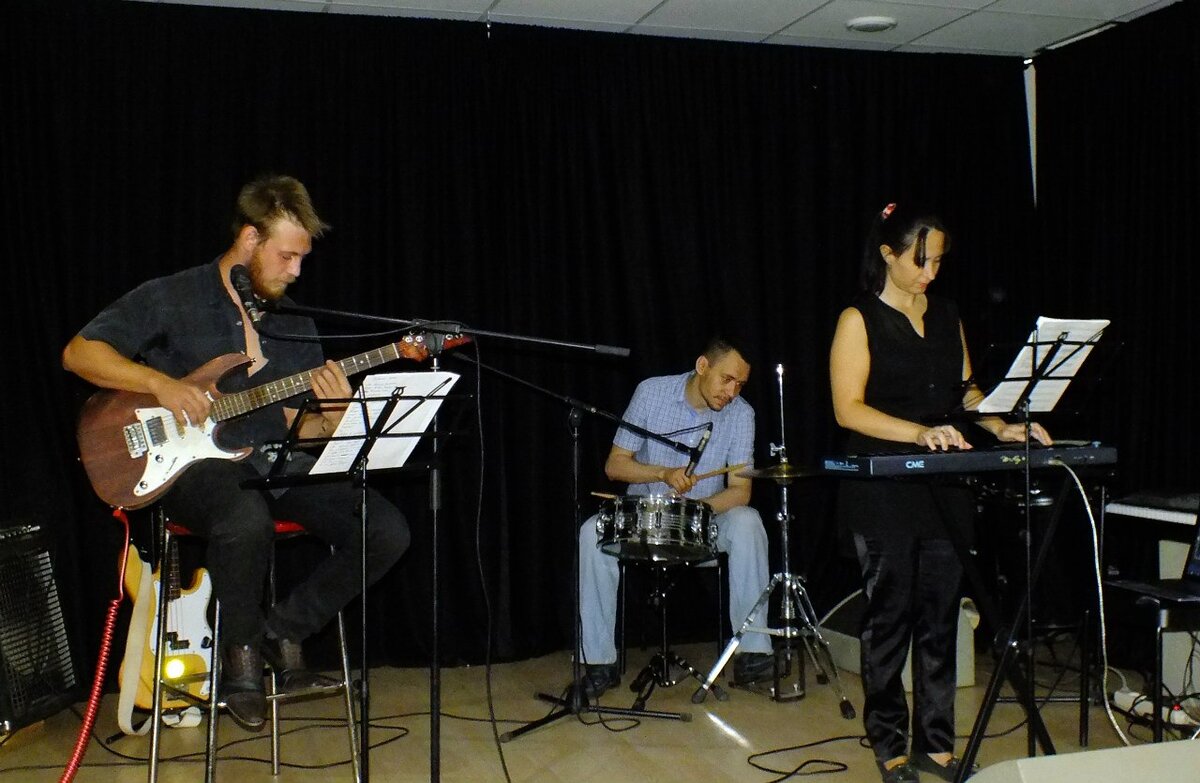 один из концертов в том арт-кафе, куда я собиралась пойти