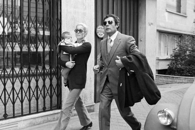 Катрин Денев с новорожденной Кьярой и Марчелло Мастроянни, 1972 г.