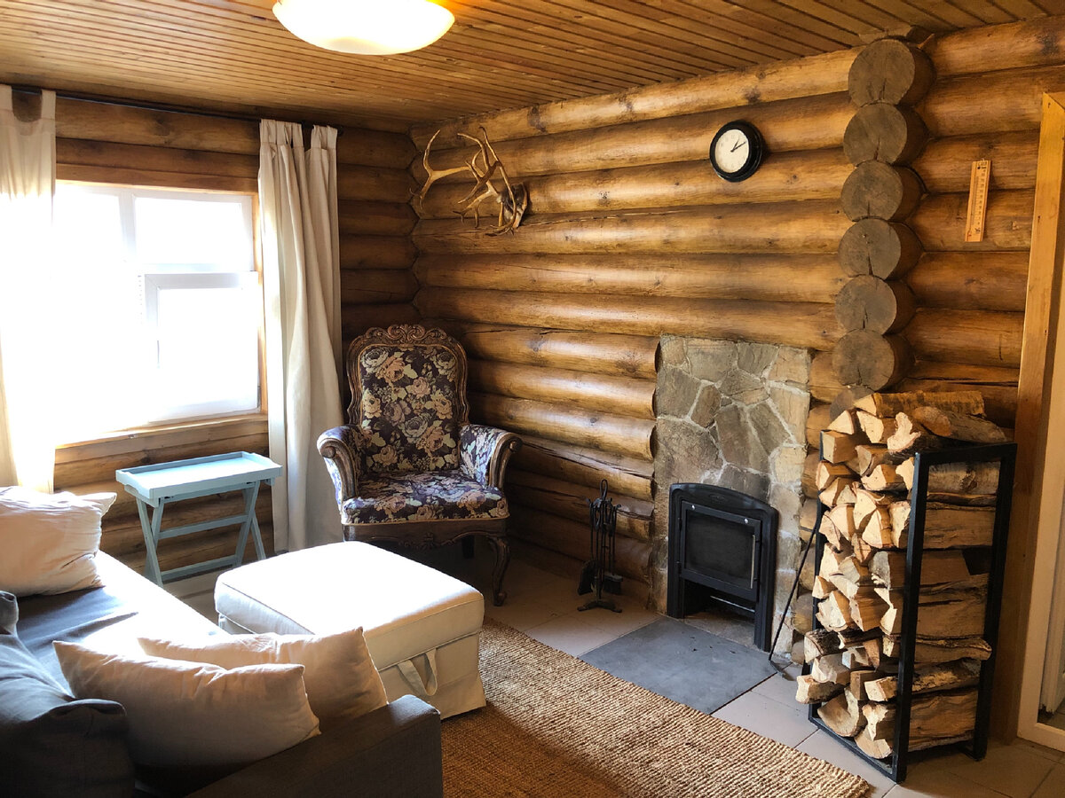 Комната отдыха с уютной мягкой зоной перед печкой