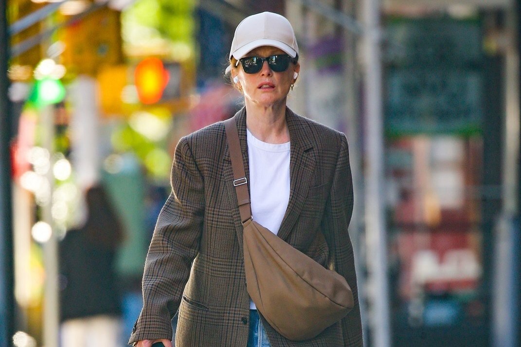     С чем сочетать свободные джинсы после 55+ — знает Джулианна Мур