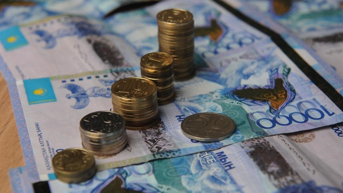    Банкноты и монеты столбиком:NUR.KZ/Владимир Третьяков