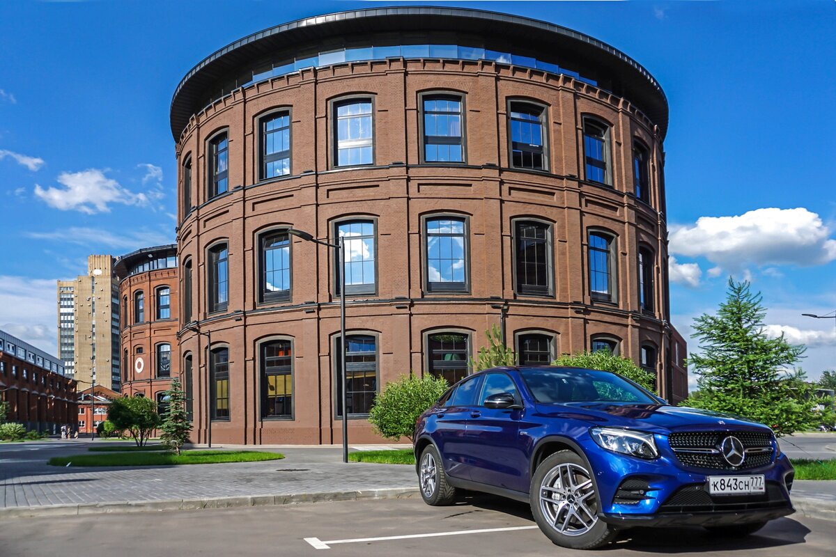 Спереди это типичный Mercedes-Benz — угадать модель непросто 