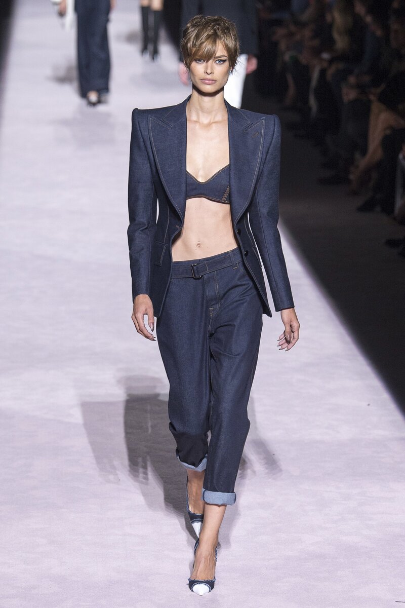 Джинсовый костюм Tom Ford Spring 2018 Ready-to-wear. Фото: Yannis Vlamos / indigital.tv. Источник: vogue.com