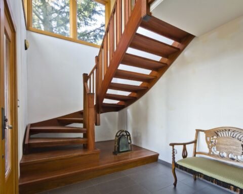  Деревянная лестница с забежными ступенями