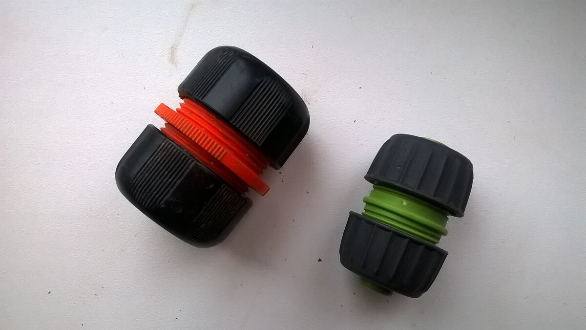 Две ремонтные муфты. Не используйте их для наращивания  шлангов.