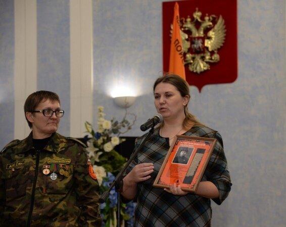 Церемония  была организована по инициативе поискового отряда «Журавли» (г.  Череповец) экспедиции «Долина» при поддержке мэрии и городского  общественного совета. Медальоны пяти погибших на территории Новгородской  области красноармейцев, уроженцев Вологодской области, были переданы  родным солдат.