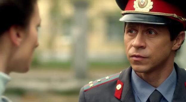 Сериал в разных частях отправляет героя сперва в прошлое, а затем в будущее.