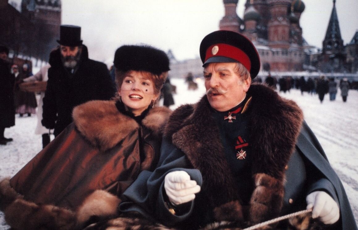 Джулия Ормонд и Алексей Петренко в фильме "Сибирский цирюльник": 
- А что это?
- А это Масленица.
- Мaslish?
- Блинная ярмарка...